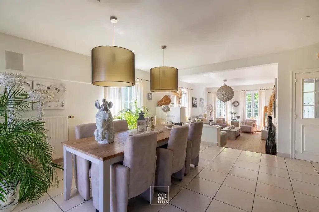 Salle à manger - Villa Charmante avec Jardin Sécurisé dans un Cadre Boisé