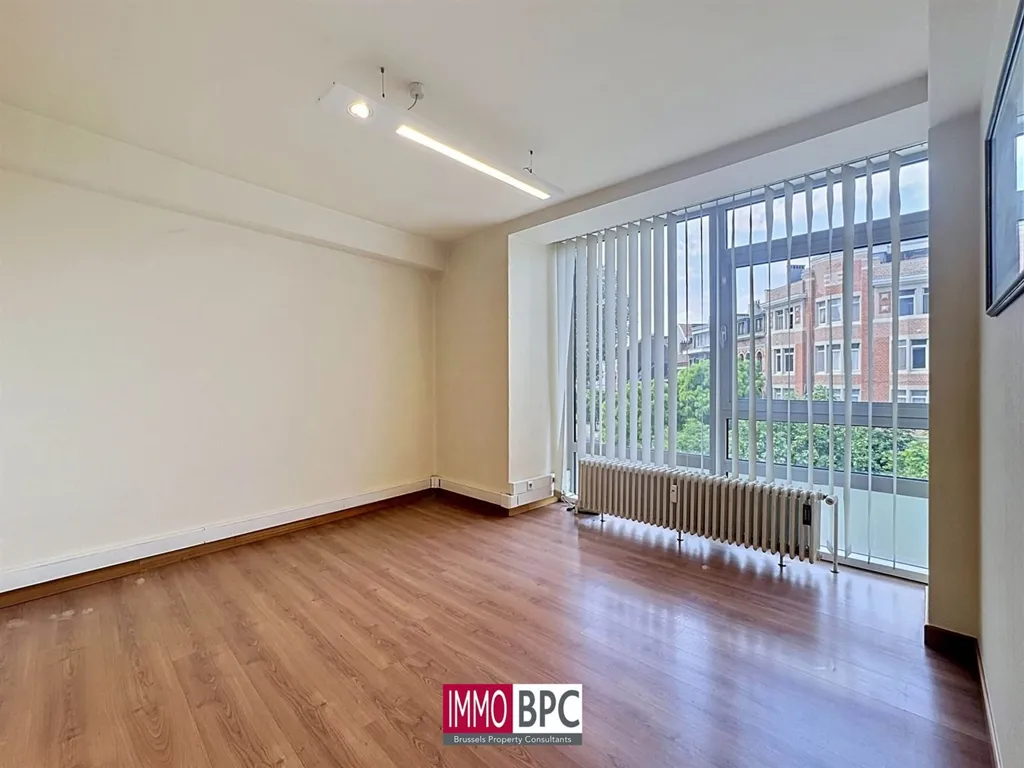 Pièces - Espace de Bureau avec Luminosité Naturelle à Molenbeek-Saint-Jean