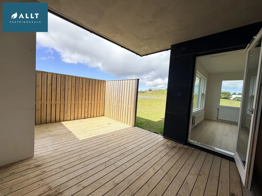 Terrass - Modern Apartment with Balcony in Reykjanesbær