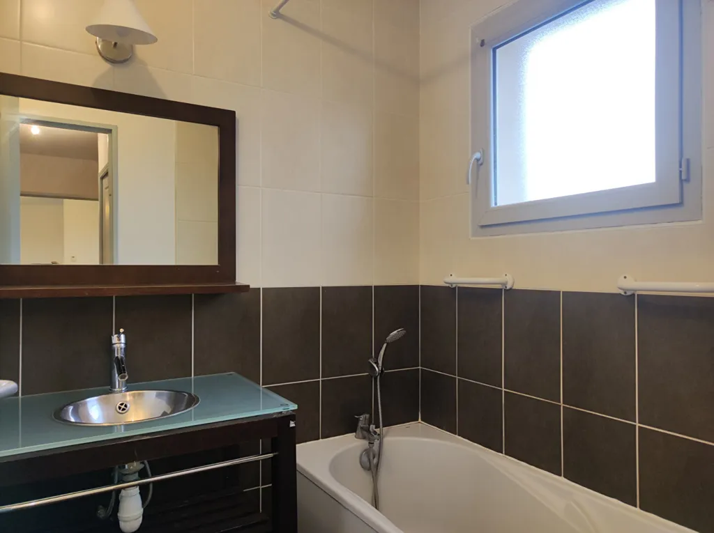Vannitoad - 3-Bed Flat with Pool in Aureilhan