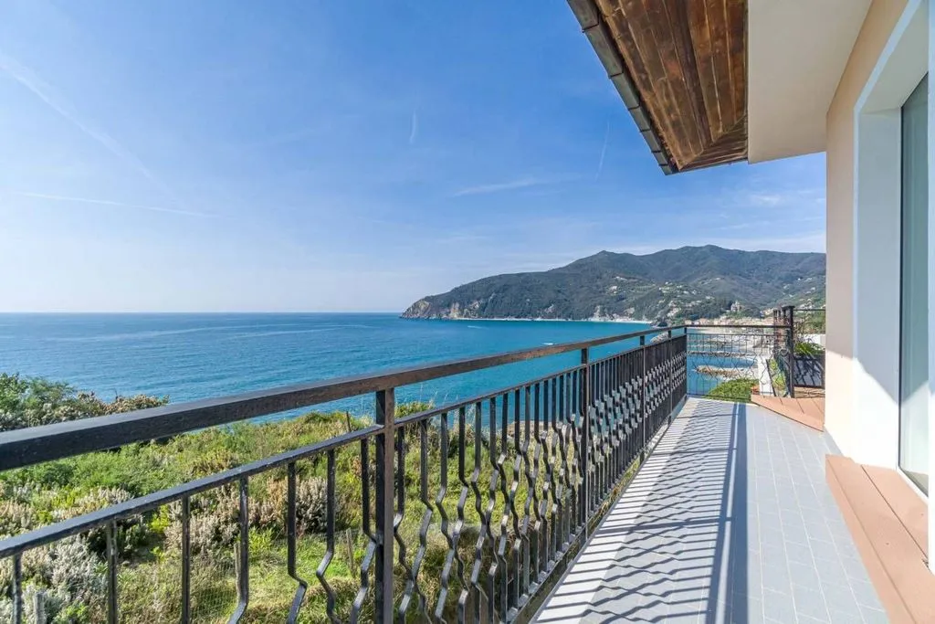 Rõdu - Luxury Flat with Seafront Terrace in Moneglia