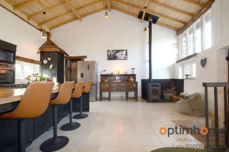 Cuisine - Ferme Rénovée avec Grand Jardin à Cherves-Châtelars