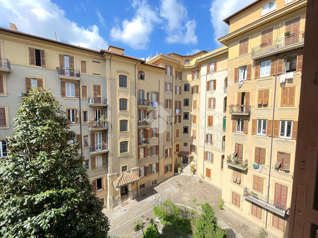 Balcone - Elegant 4-Bedroom Apartment in Trieste, Rome
