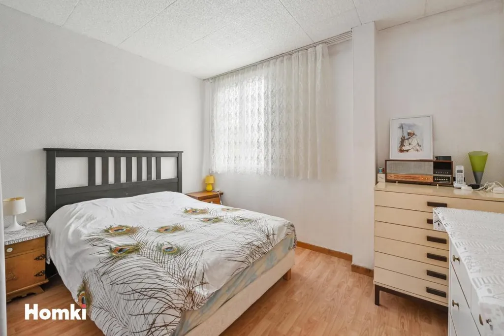 Bedrooms - 4-Bed Apartment with Private Parking in Valenton