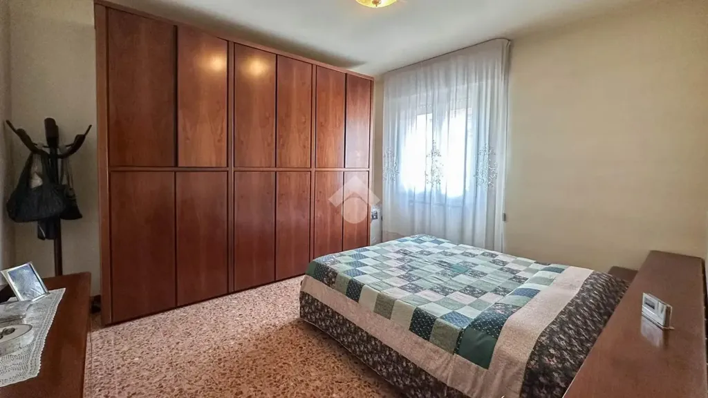 Chambres - Three-Bedroom Apartment with Balcony in Carpi