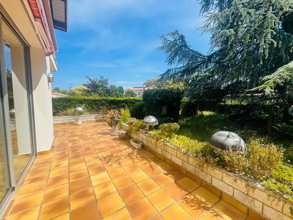 Terrass - Renovated Apartment with Terrace in Parc Bourran