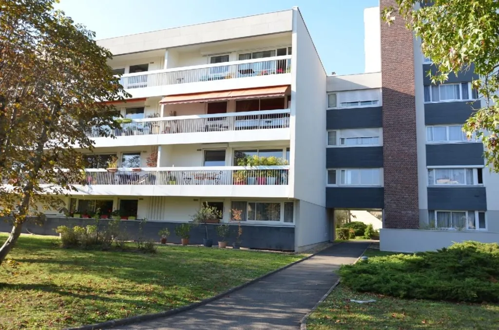 Välivaade - Flat with South-Facing Views in Polangis