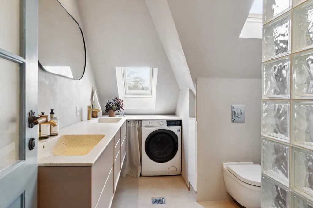 Salles de bain - Modernised Townhouse with Coastal Access in Rungsted