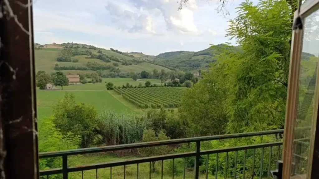 Balcon - Rustic Home with Hillside View in Castelvetro
