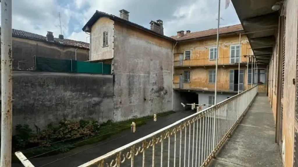 Balcon - Terraced House with Multiple Apartments in Brusnengo