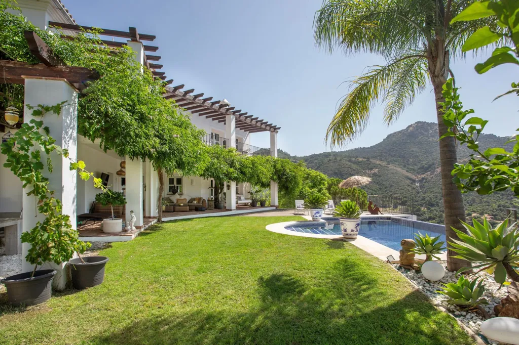 Aed - Villa with Sea and Mountain Views in Monte Mayor
