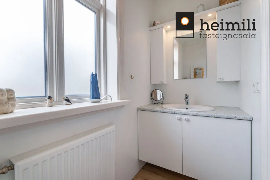 Vannitoad - Detached House with Large Garage in Hafnarfjörður
