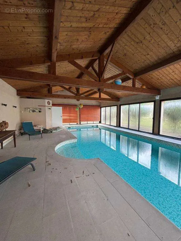 Piscine - Terrain Constructible avec Piscine Intérieure à Revel