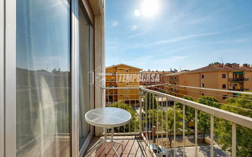 Balcon - Modern Bilocale with Balcony in Mantua