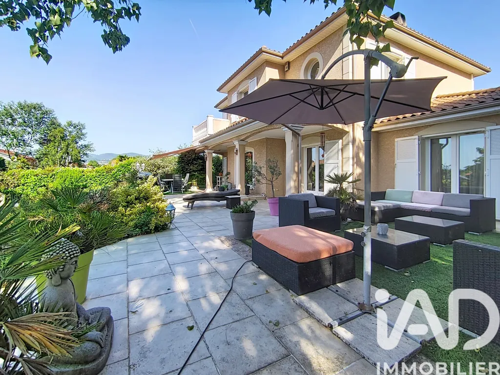Terrasse - Villa Familiale avec Piscine à Grézieu-la-Varenne