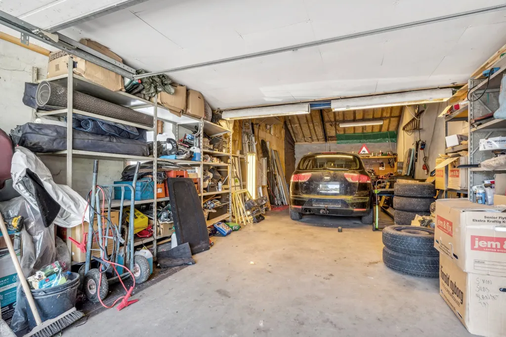 Garage - Villa with Professional Workshop in Ferritslev