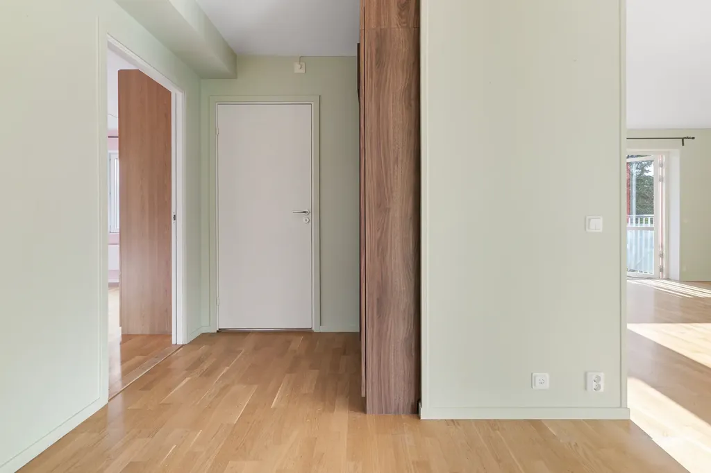 Entrée - Corner Flat with West-Facing Balcony in Norra Ängby