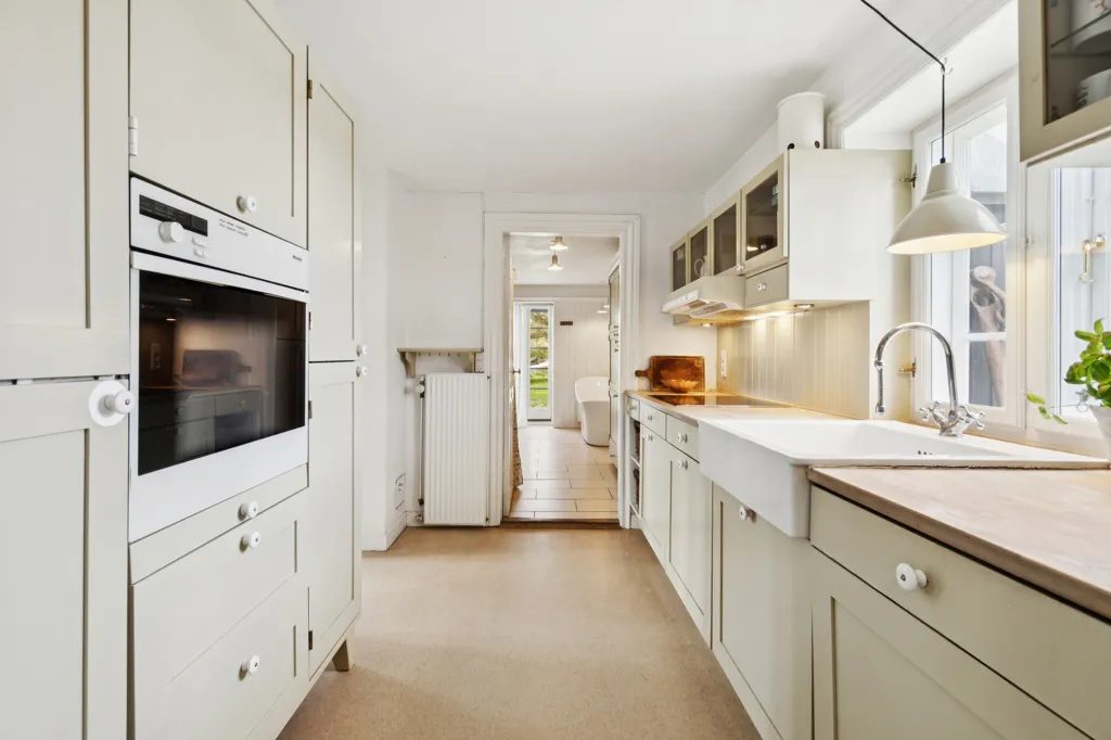 Cuisine - Conservation-Grade Lighthouse Farmhouse on West Coast
