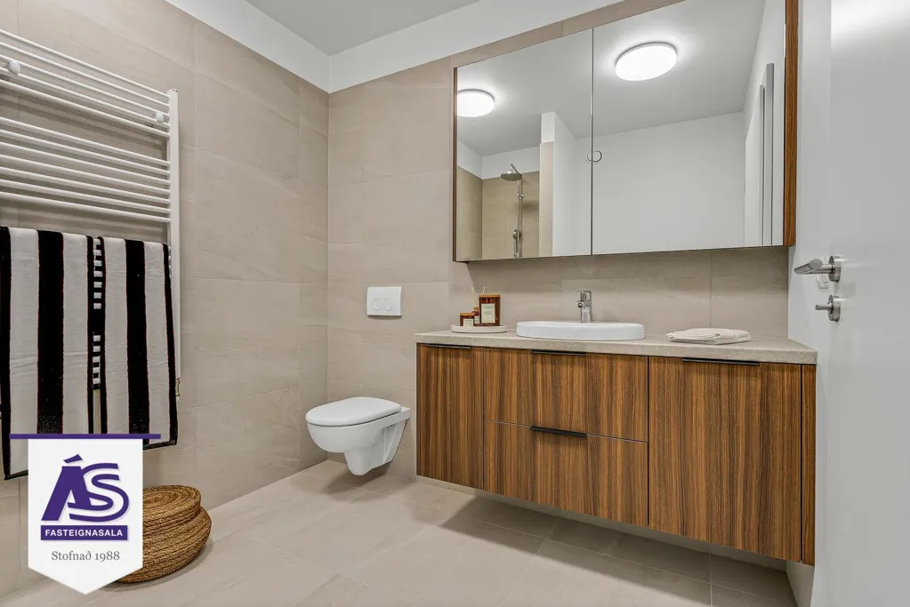Bagni - New 2-4 Bed Apartments with Elevator in Skarðshlíð