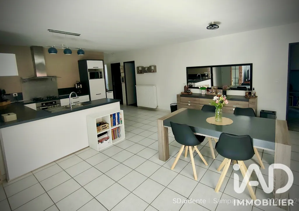 Cucina - Contemporary Flat-Plan House with Garden in Sampans