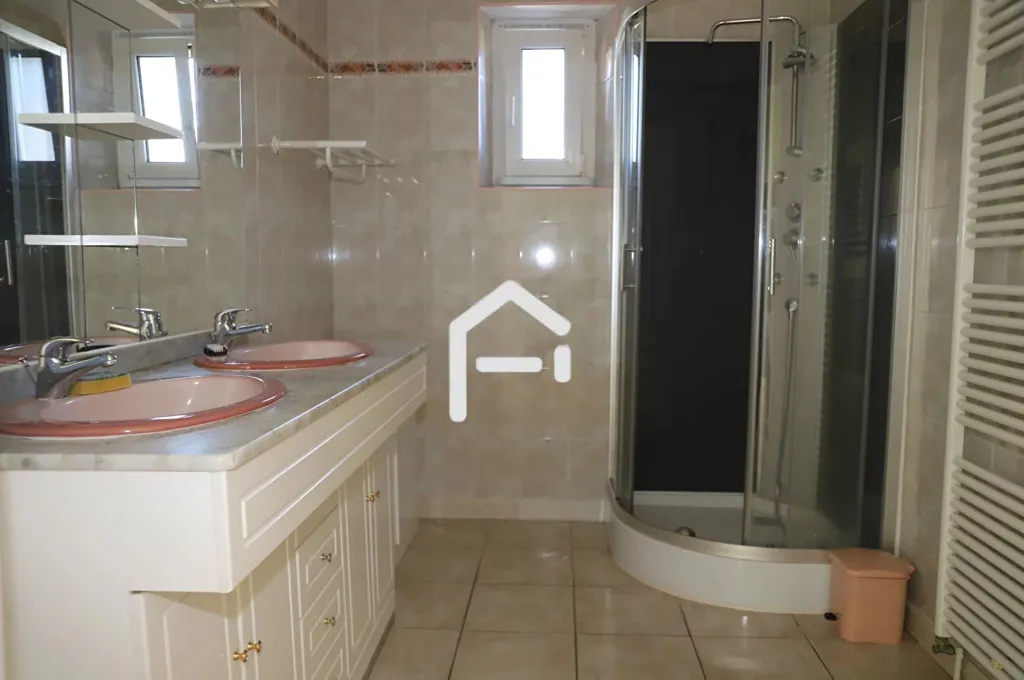 Salles de bain - Ensemble Immobilier avec Grand Garage à Proximité du Centre