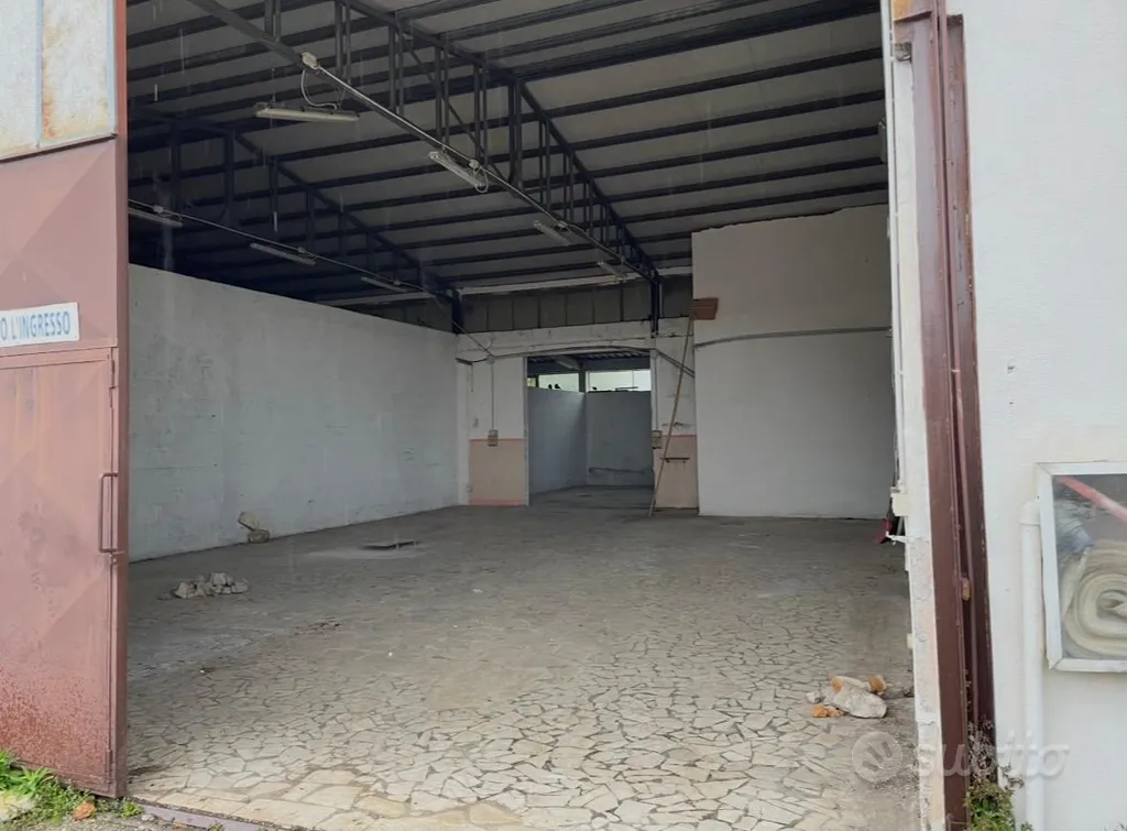 Garage - Industrial Warehouse in Ponzanello, Formia