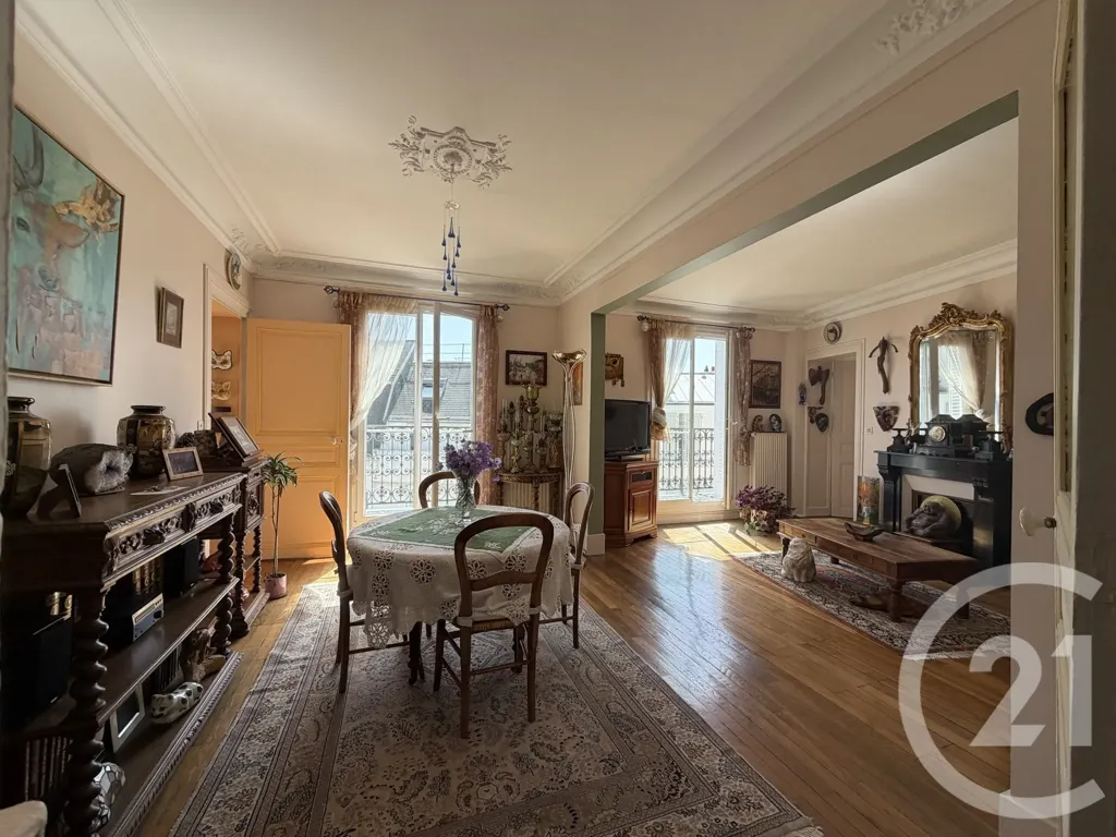 Söögituba - 6-Piece Parisian Flat with Balcony in 19ème