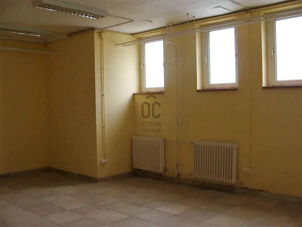 Pièces - Industrial Unit with 24hr Security in Solymár