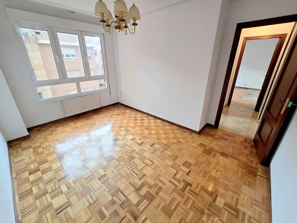 Toad - 3-Bedroom Flat with Garage in El Llano, Gijón