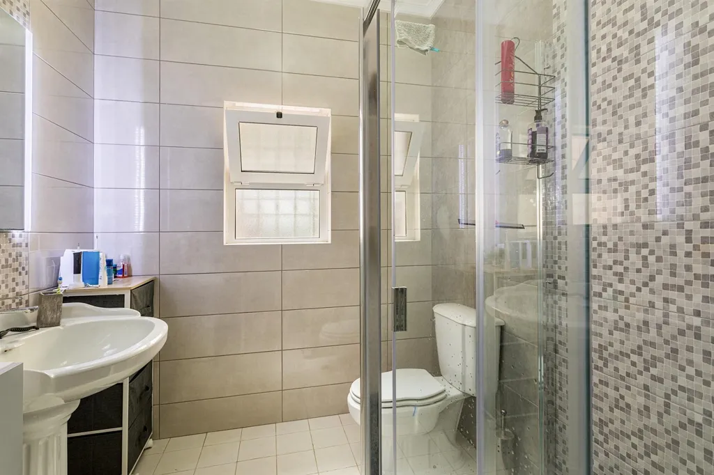 Bathrooms - Detached House with Pool in Loulé, Portugal
