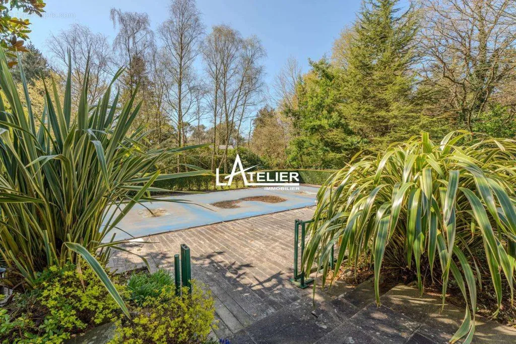 Bassein - Spacious Property with Pool in Sautron