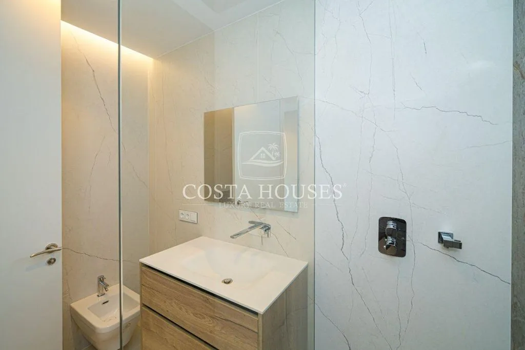 Bathrooms - Luxury Penthouse with Sea View in Benidorm