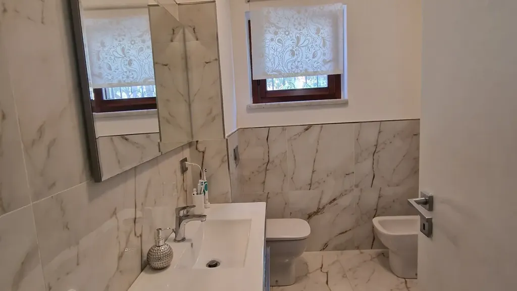 Salles de bain - Quadrilocale with Private Garden in Sarzana