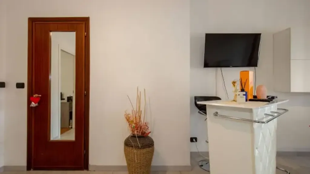 Soggiorno - Rearfitted Apartment with Balcony in Turin