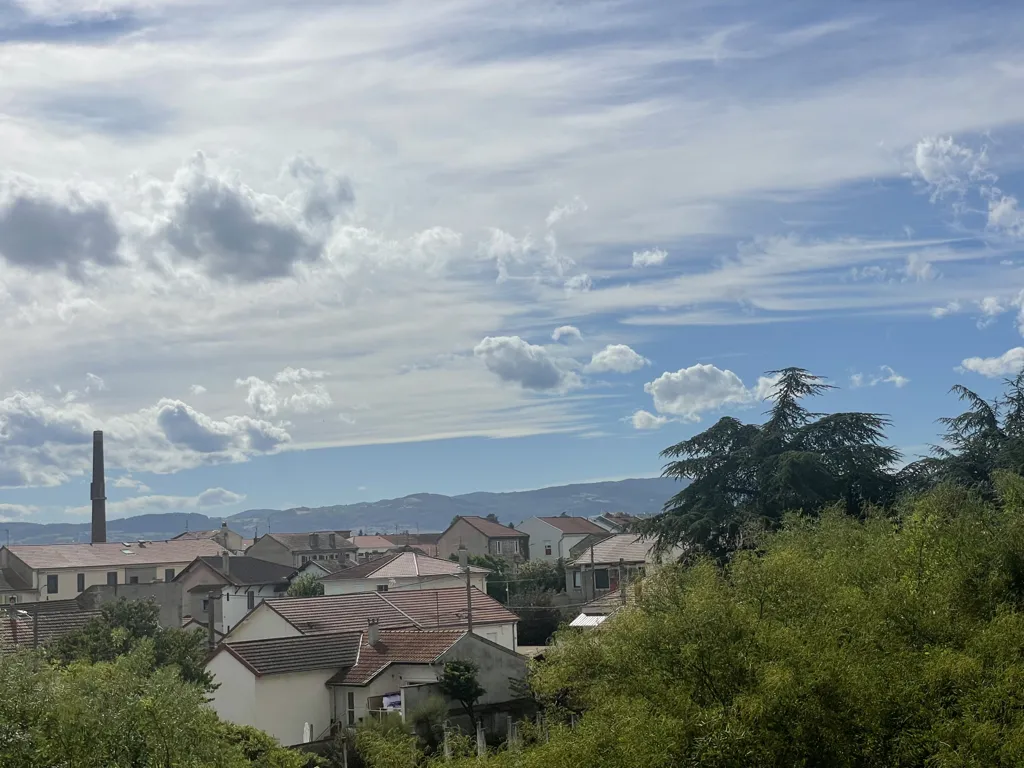 Bright Three-Bedroom Flat with Balcony in Roanne