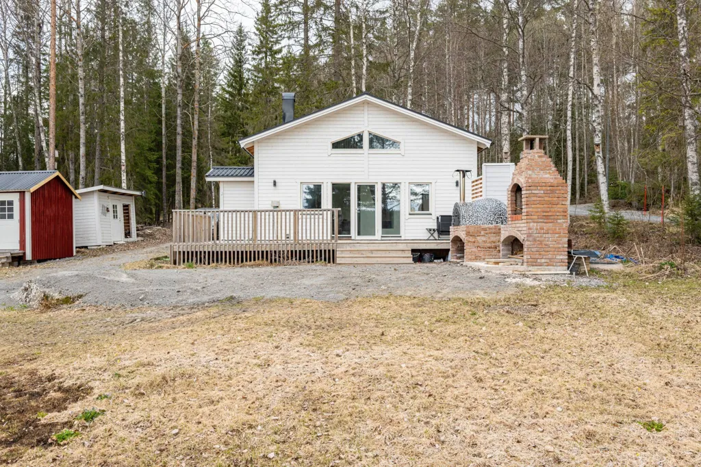 Exterior - Year-Round Cottage with Boat Access in Binnäset