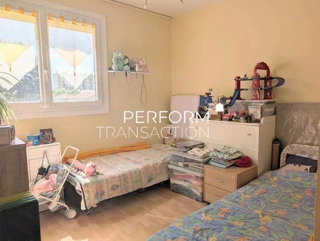 Chambres - Appartement avec Balcon et Climatisation à Les Buissières