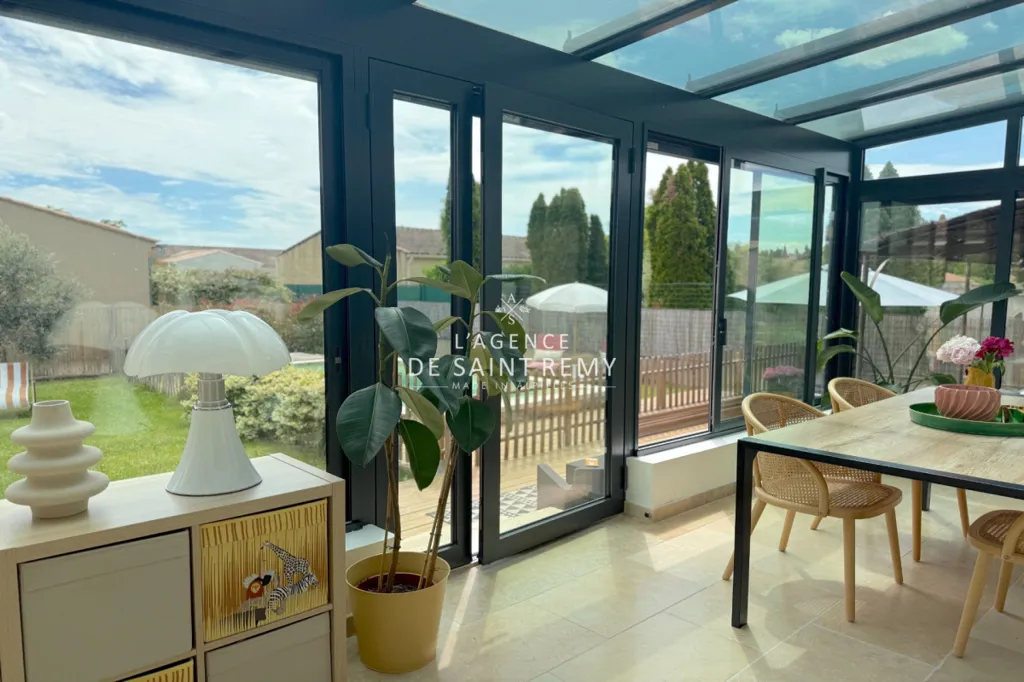 Terrace - Charming Villa with Veranda in Mollégès