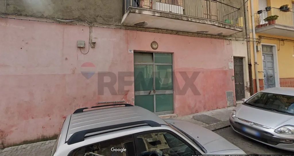Extérieur - Garage with Multiple Access Points in Catania