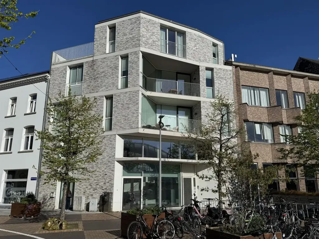 Välivaade - Office Space with Large Windows in Mechelen