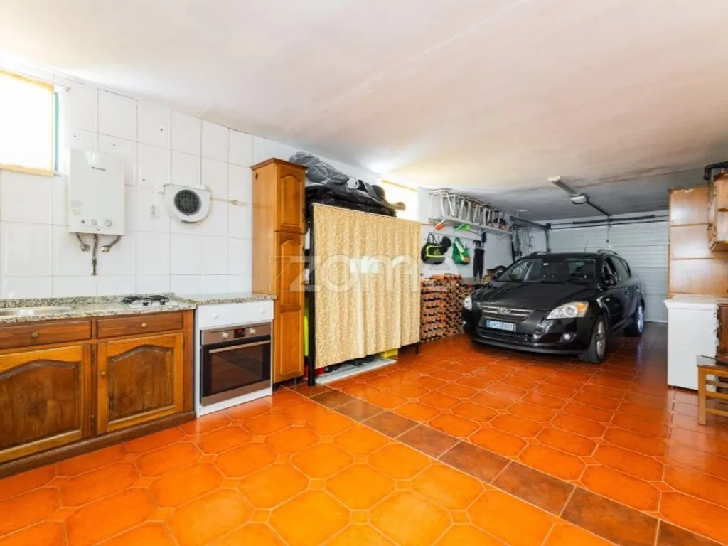 Garaaž - Luxury House with Garden in Vimieiro, Braga