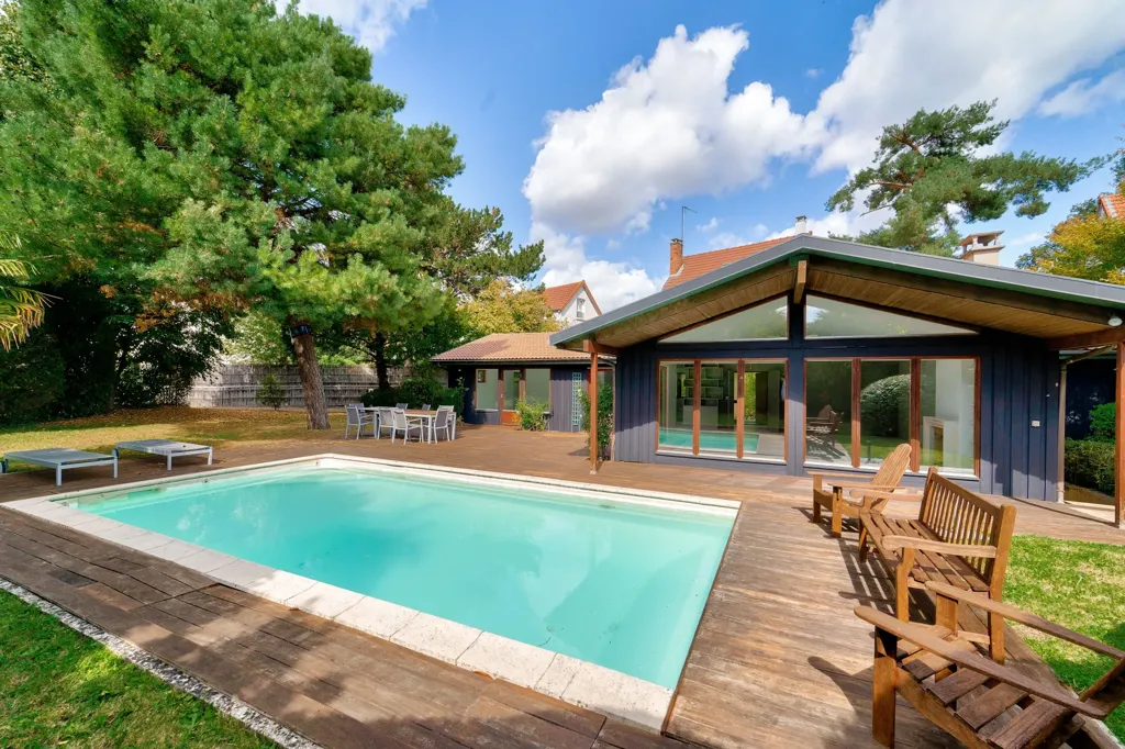 Bassein - Unique 7-Piece House with Pool in Vaucresson