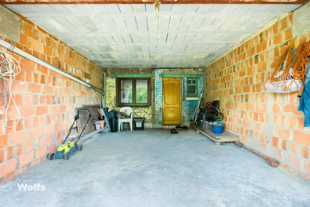 Garaaž - Three-Bedroom House with Garden in Saint-Nicolas
