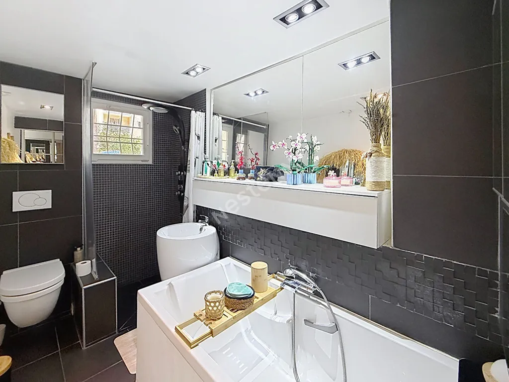 Salles de bain - Appartement T3 + Studio au Calme à Toulon Ortolan