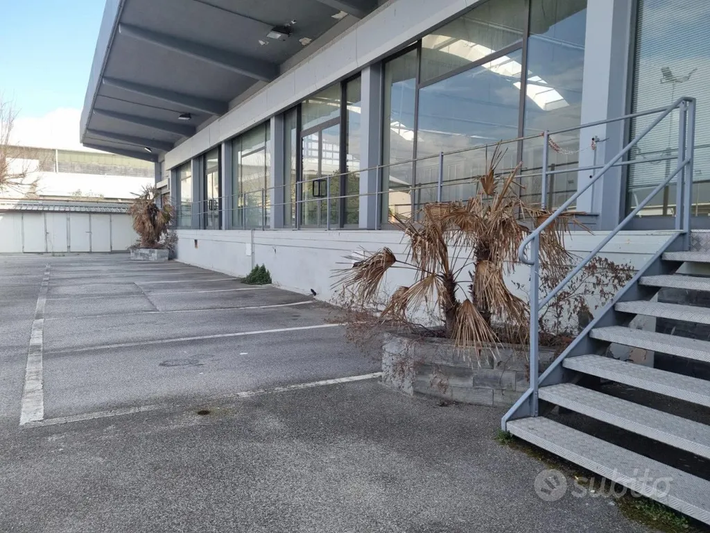 Garage - Industrial Warehouse with Parking in Pistoia