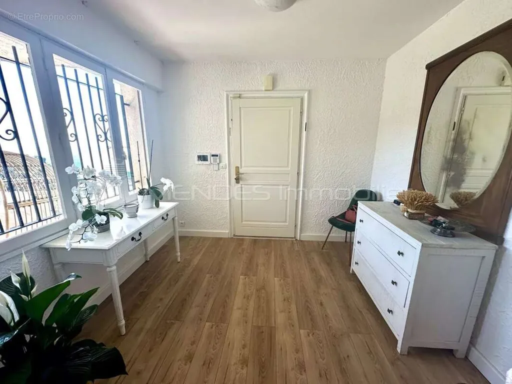 Esik - 4-Bed Apartment with Loggia in Èze