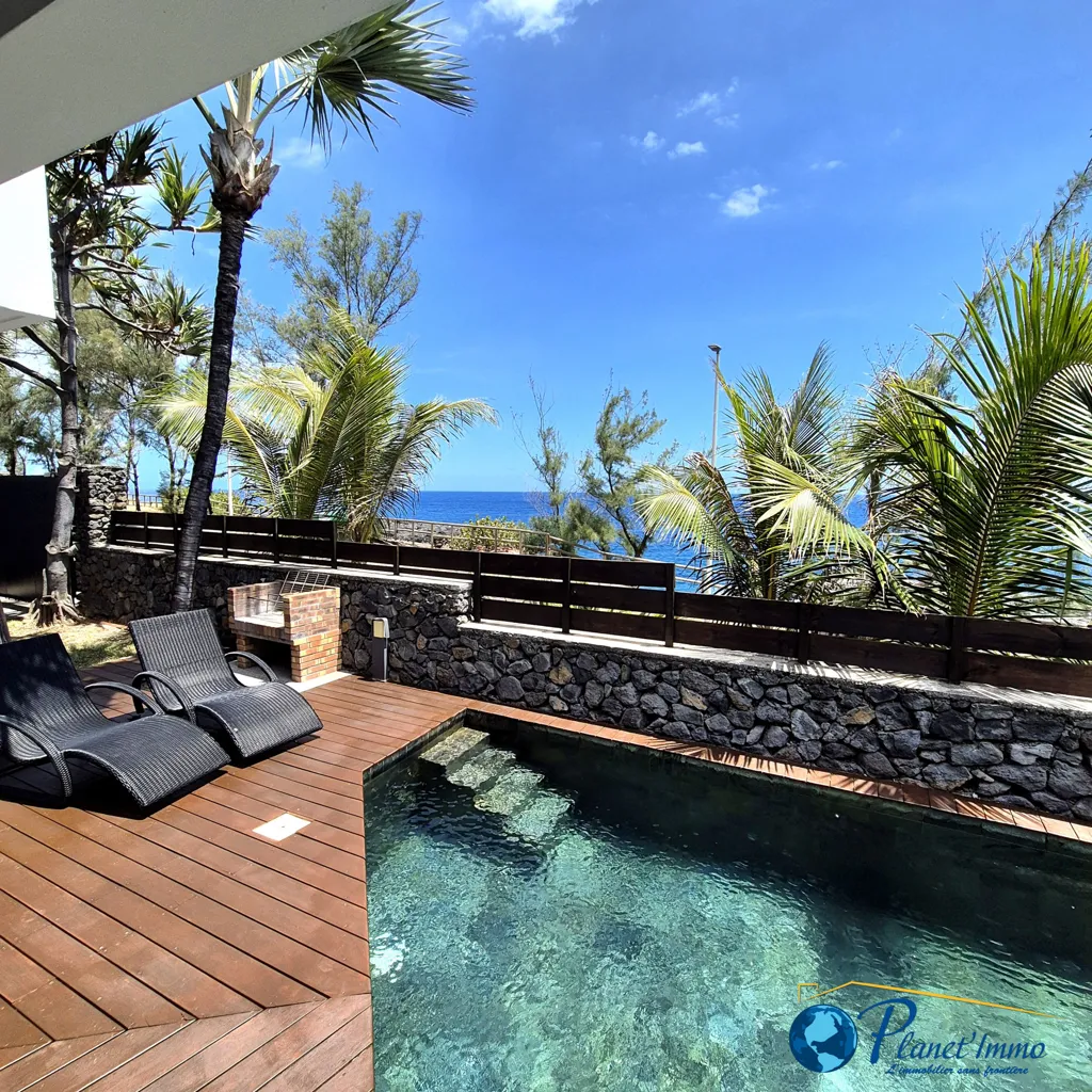 Piscine - Villa d'Architecte en Bord de Mer à Saint-Pierre