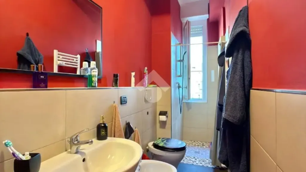 Salles de bain - Rustic 2-Bed Flat with Balcony in Torino