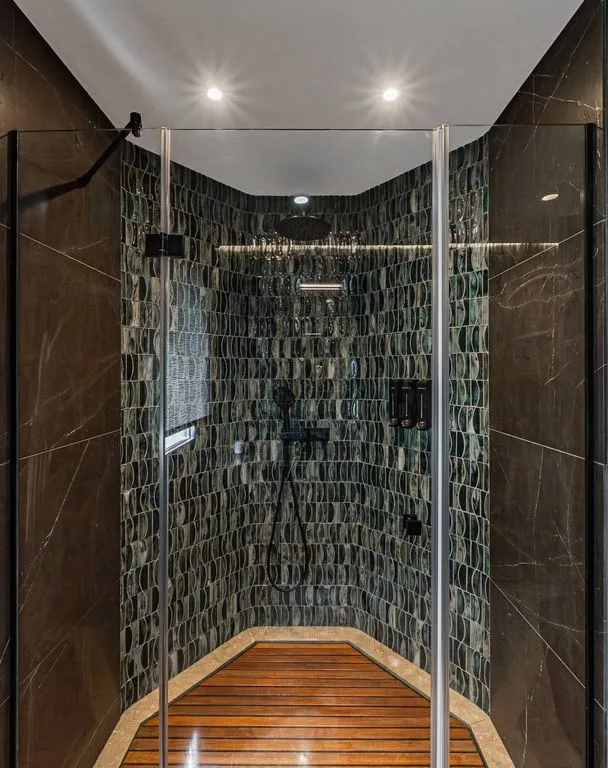 Bathrooms - 10-Bedroom Chalet with Pool in Guadalmina Baja