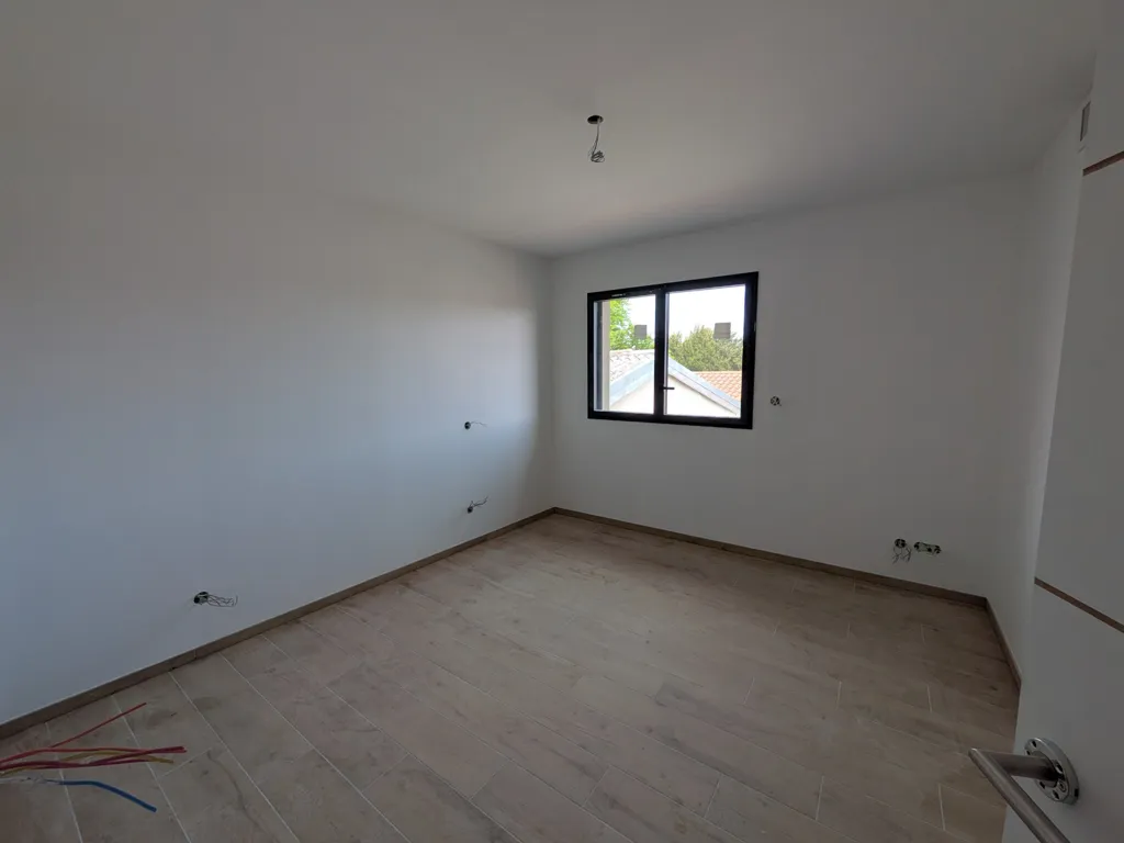 Toad - New 4-Bed Flat with Terrace in Bouthéon